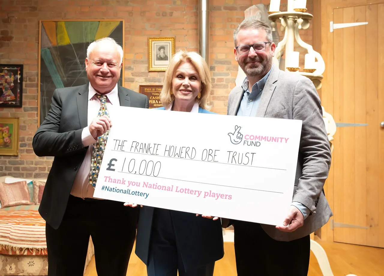 Philip Davies, Dame Joanna Lumley and Phil Chamberlain holding the £10,000 National Lottery cheque